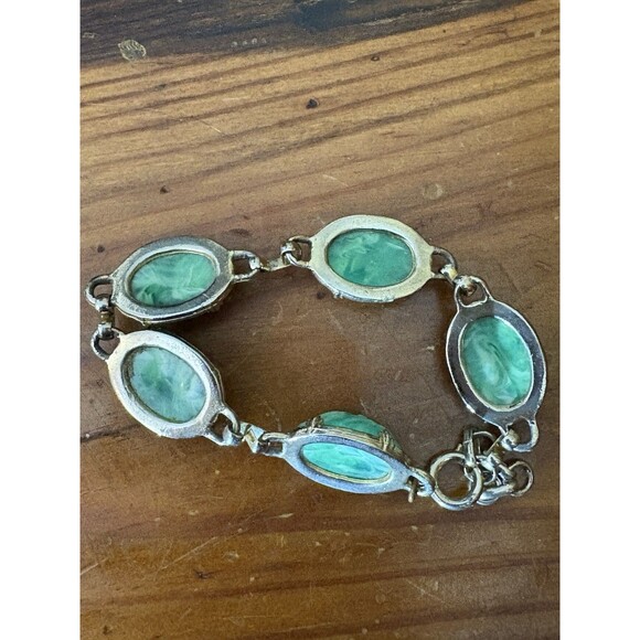 Vintage Bracelet Lucite Green Swirl Scarab Beetles Egyptian Gold Tone 6.75-7.75” - Picture 4 of 6